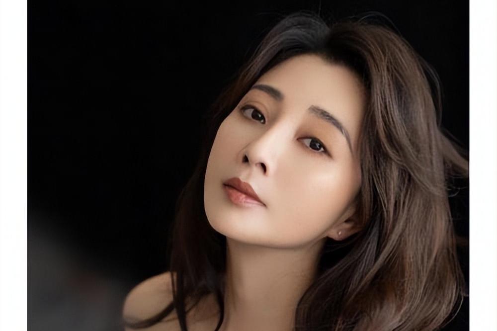 殷桃的嘴唇上的"血痂" 殷桃,四十而不惑的娱乐界花旦,以低调而真实的