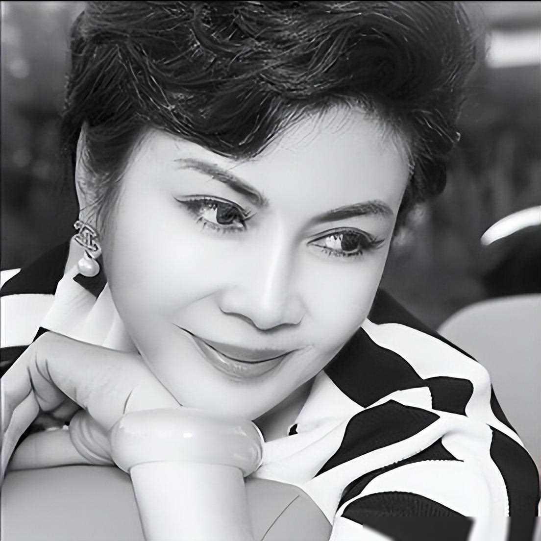 她,中国主持第一人:阚丽君的传奇人生与未解之谜 在中国主持界,有一位