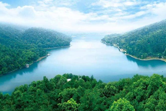 石燕湖风景区:都市人绿蓝色的梦幻 长沙,这座历史悠久的文化古城,素有