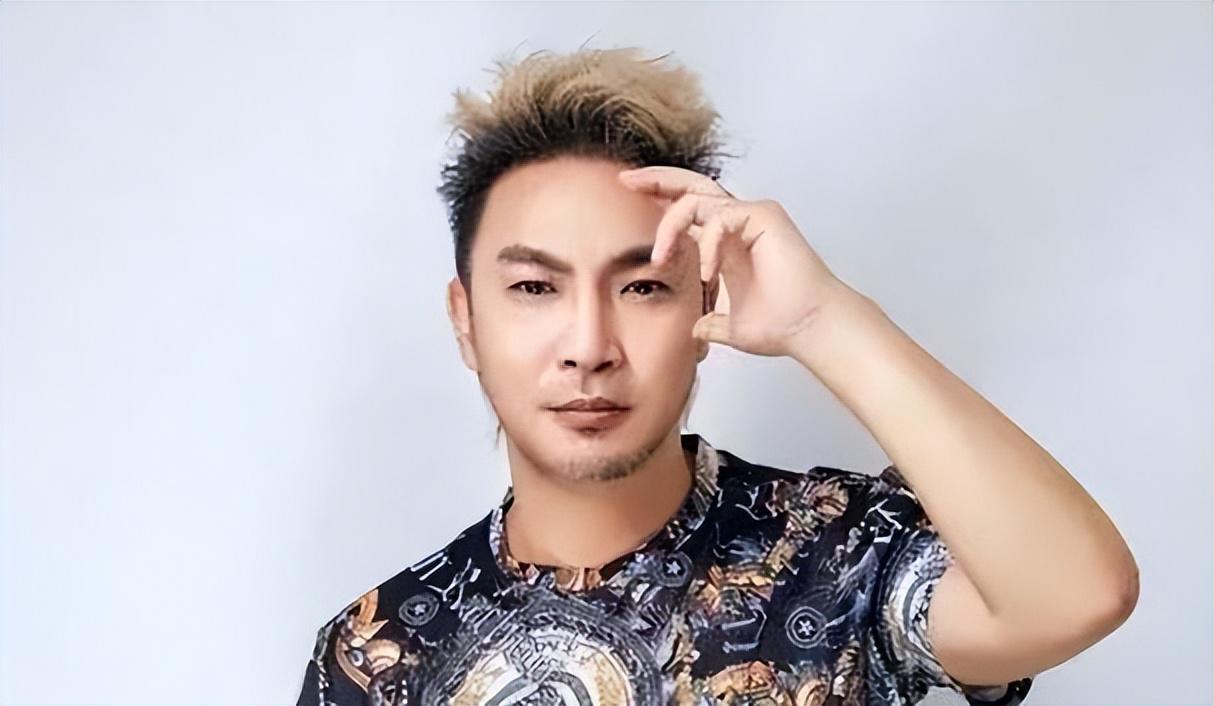 陈少华:从歌手到"马桶大王"的传奇人生 上世纪90年代,陈少华凭借