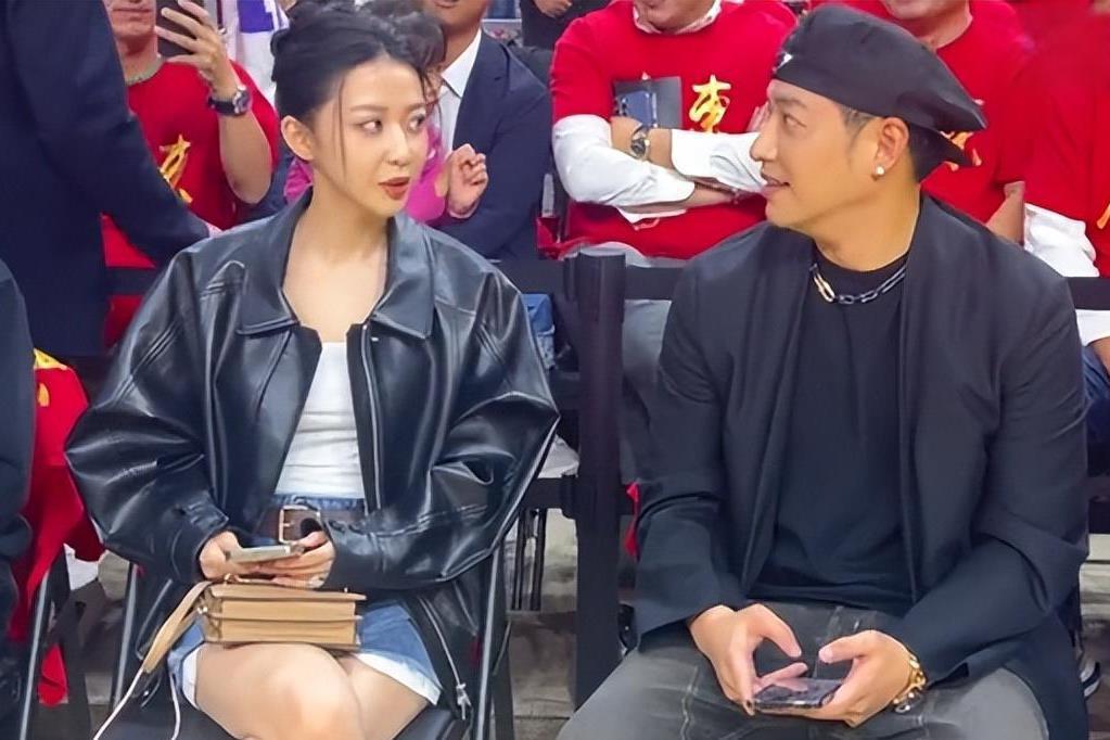 潘玮柏宣云婚后首合体:低调恩爱,甜蜜依旧 潘玮柏与妻子宣云一同出席