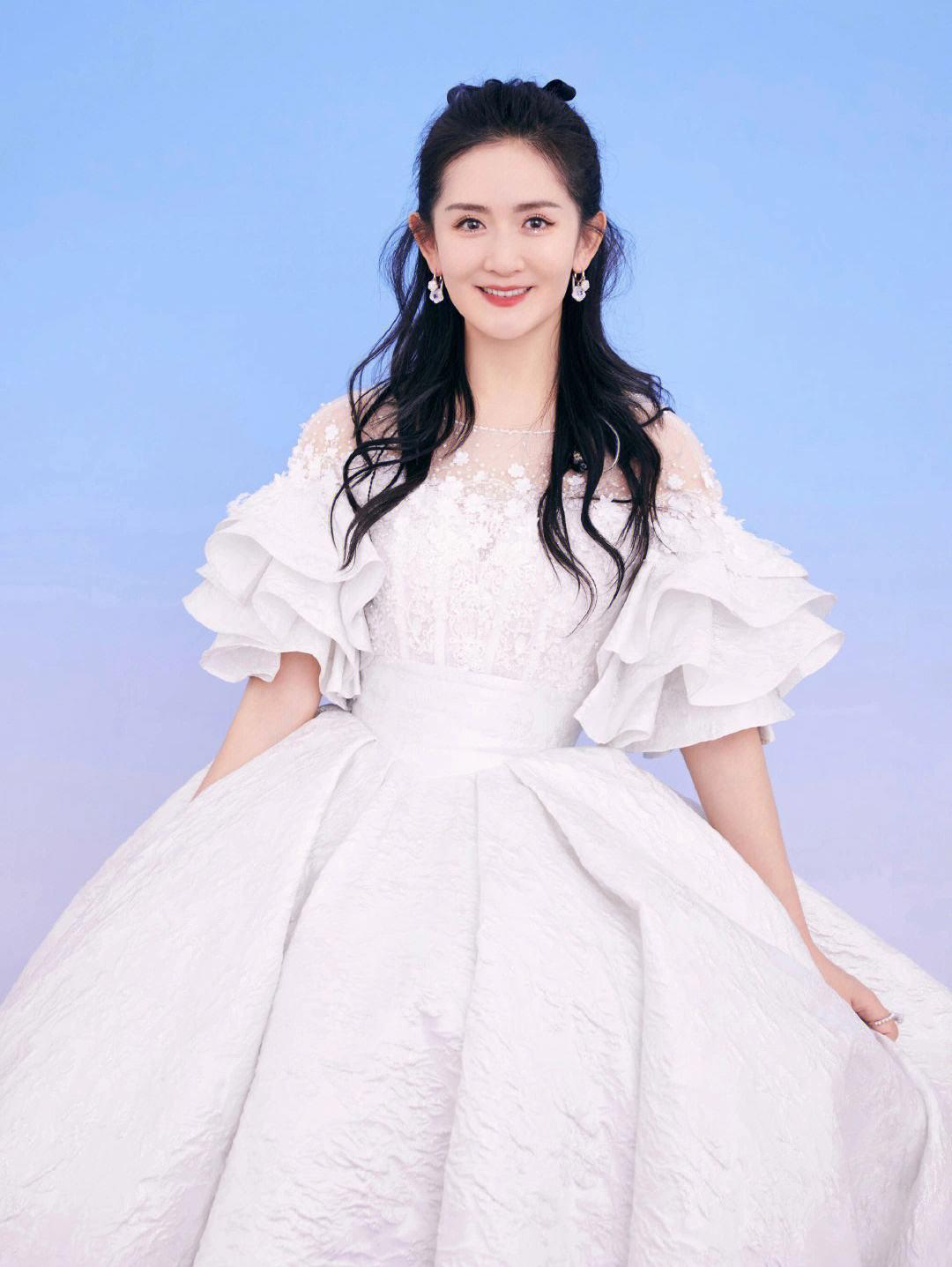 谢娜:人品遭质疑 谢娜是一位多才多艺的艺人,她在舞台上的表现一直