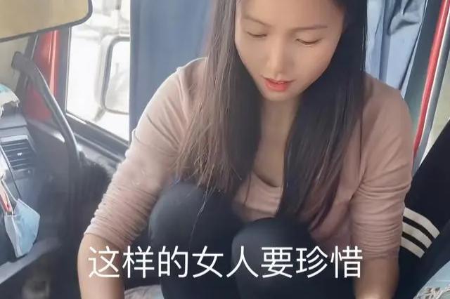 妻子陪伴丈夫驾驶大货车,温柔守护爱意浓浓 小雨,一名山西女子,陪伴