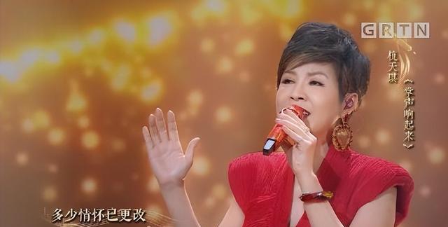 在华语乐坛中,有一位传奇的女歌手,她就是杭天琪