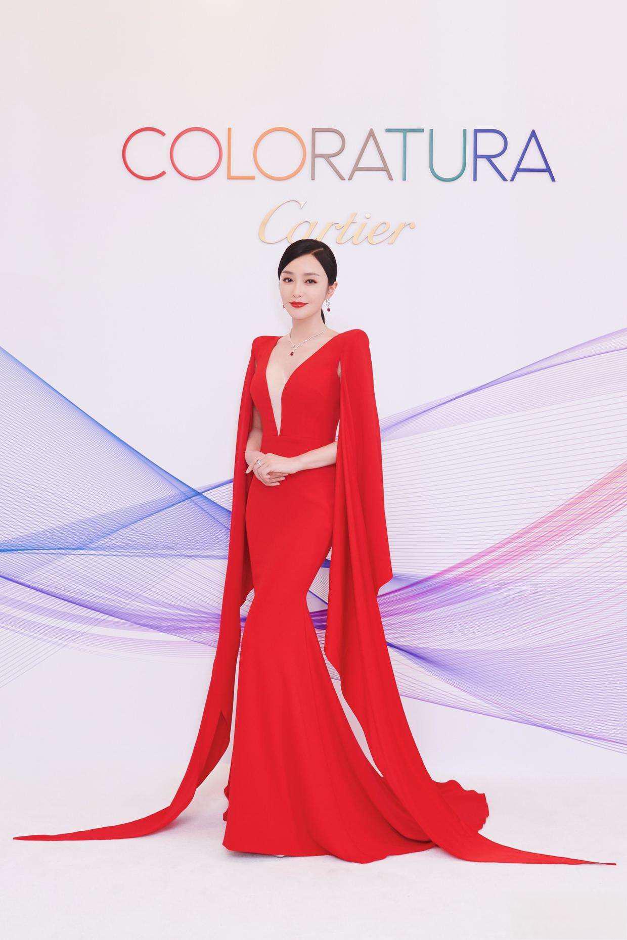 秦岚:穿红裙秀魔鬼身材 秦岚穿着红色礼服展现出了惊人的好身材和优雅