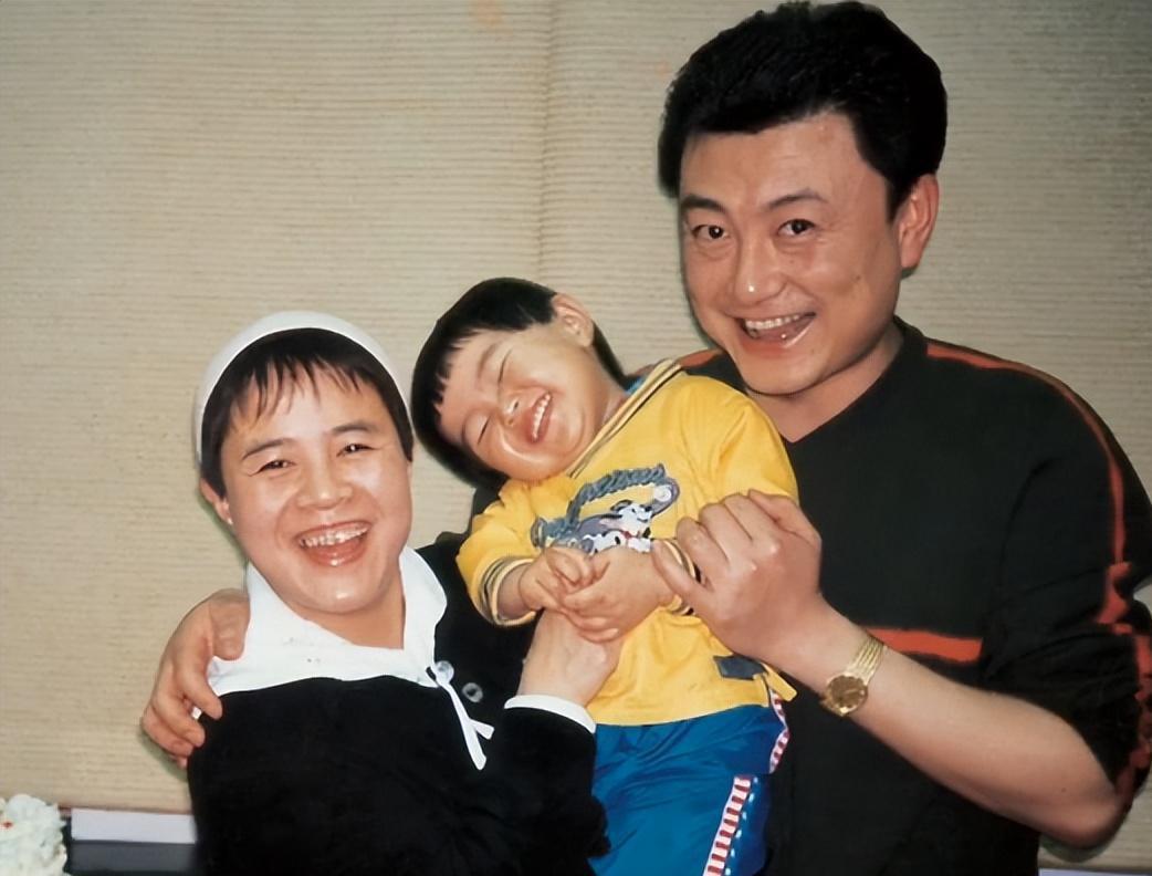 央视退休"国脸"王宁:事业辉煌背后的家庭与父爱之痛 王宁,央视的"国脸