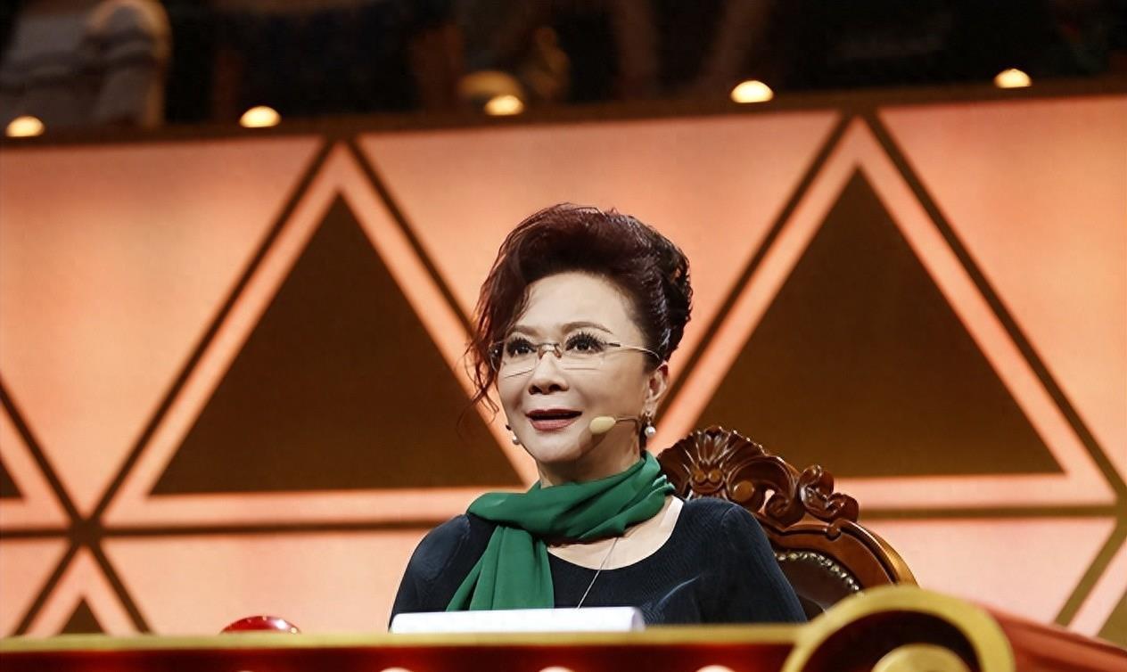 62岁蔡明近照:转型之路 蔡明近照面色憔悴皮肤蜡黄,被骂"滚出春晚"的