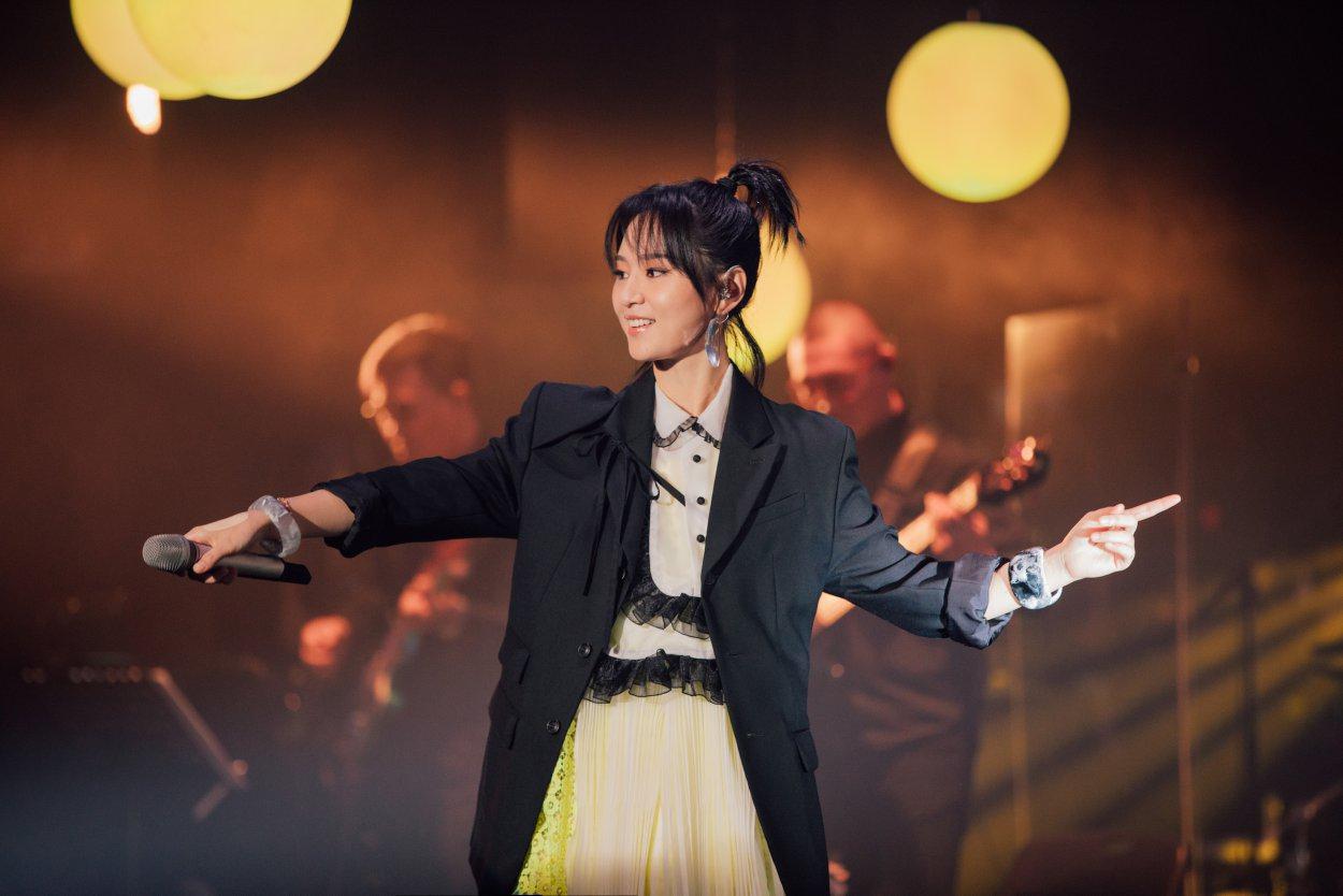 周笔畅:乐坛天后 周笔畅是华语乐坛中的"新天后",是一位集创作加演唱