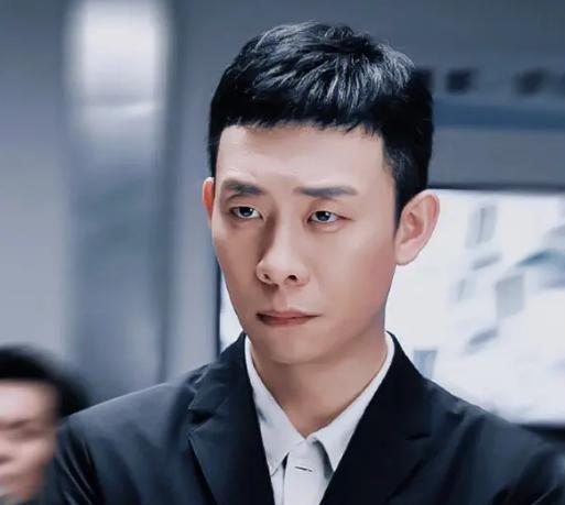 张译回老家探亲,全家福合影曝光:演艺圈之外的暖心亲情 张译,这位备受