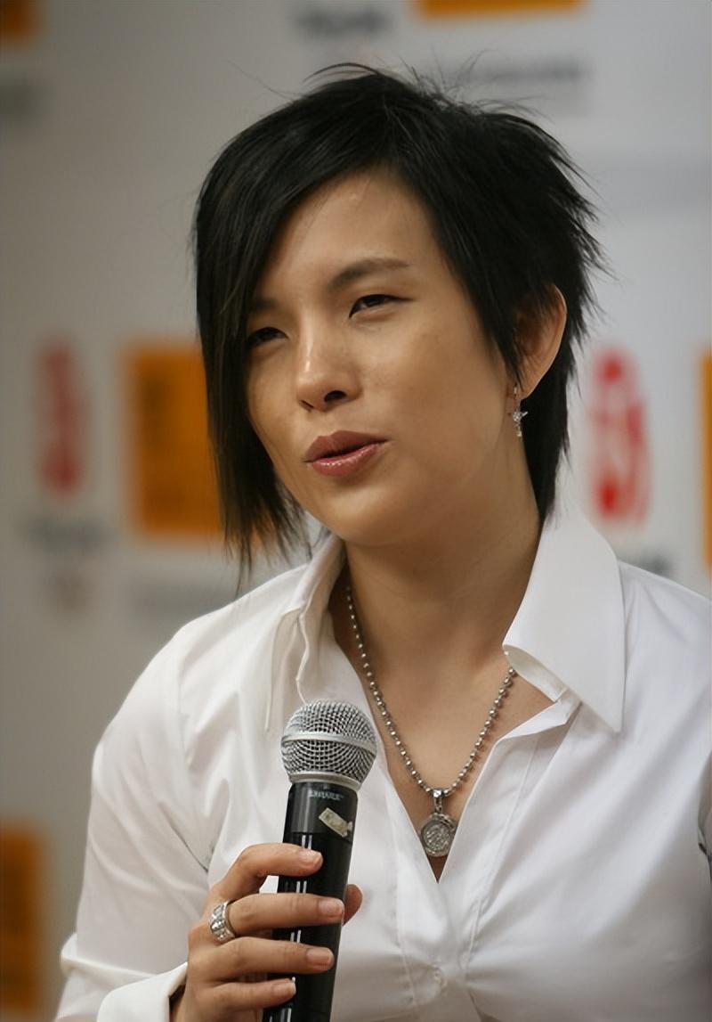 潘美辰:音乐天赋的家族背景 潘美辰是一位备受瞩目的歌手,她的音乐