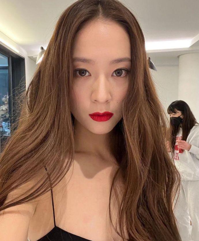 郑秀晶:高额头女性的颠覆者 郑秀晶女士的高额头和独特风格彻底颠覆了