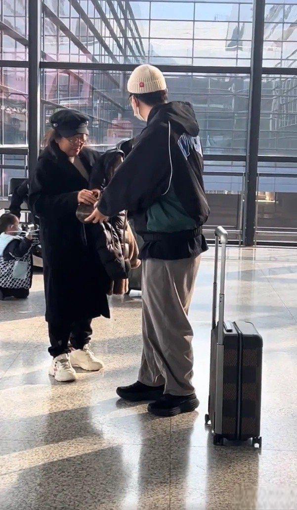 杜海涛的体重反弹引发热议 杜海涛带着妈妈现身机场,生图曝光后引发了