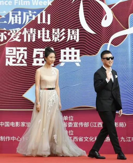 孙红雷与王骏迪:跨越年龄的浪漫之舞 在娱乐圈的璀璨星空中,孙红雷与