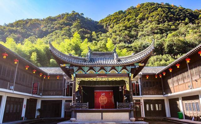 潘家小镇:一幅美丽蜕变的乡村画卷 浙江台州市三门县的潘家小镇,依山