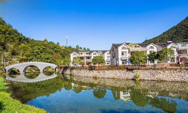 潘家小镇:一幅美丽蜕变的乡村画卷 浙江台州市三门县的潘家小镇,依山