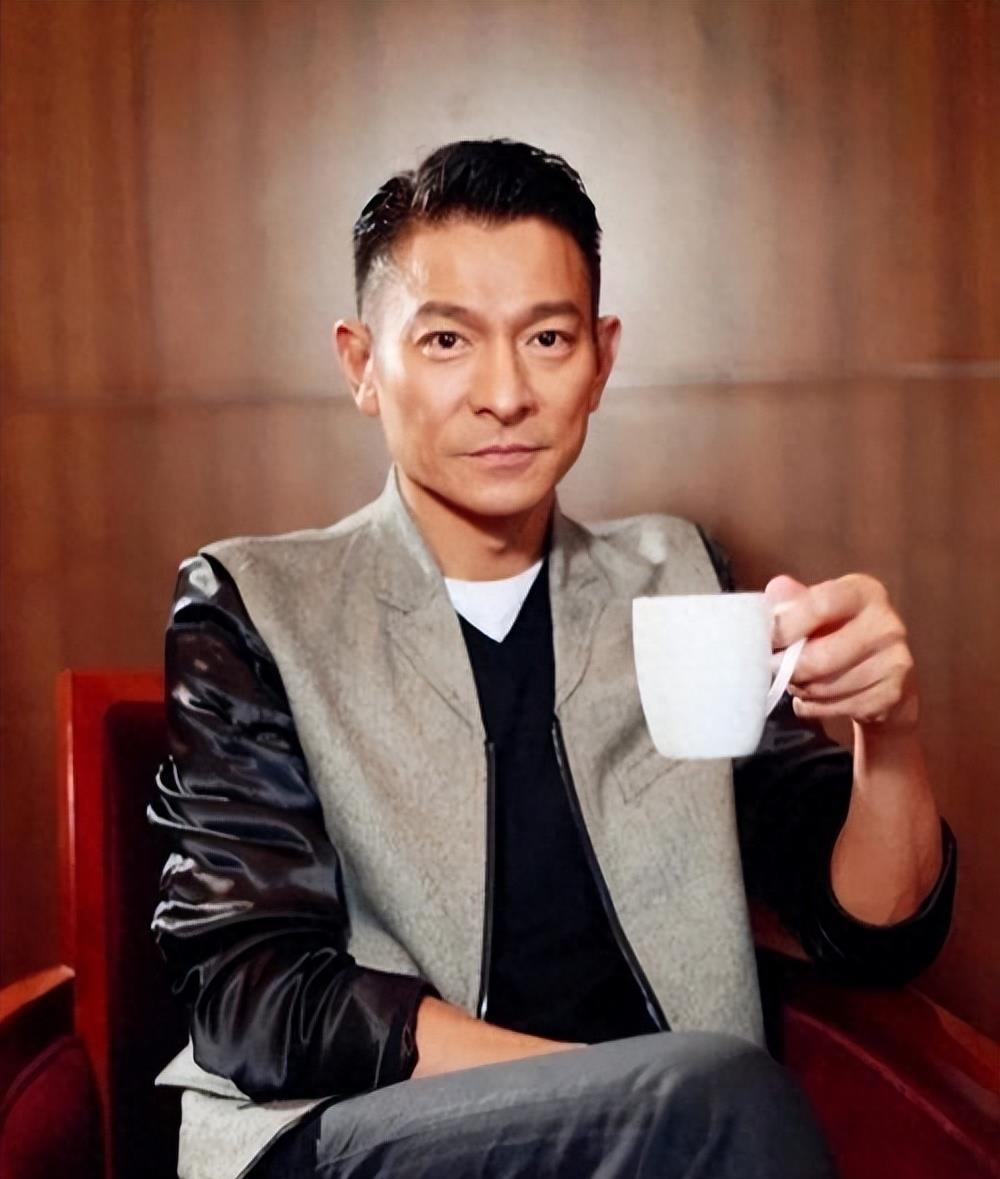 刘德华与周杰伦:华语乐坛双星闪耀,难以分伯仲 在华语乐坛中,刘德华与