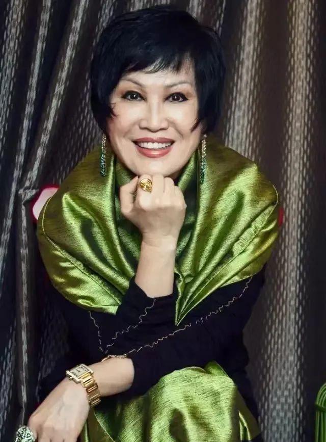 靳羽西:150美元创造亿万身家 靳羽西,中国初代社交名媛,用150美元赚取