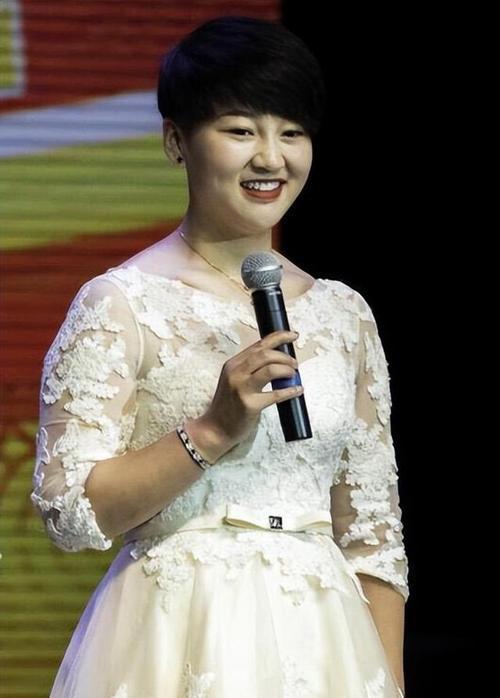胖丫与杨树林:娱乐圈的真情与坚守 赵本山女弟子胖丫因涉及卖假瘦身药