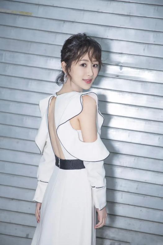 杨紫换经纪人后时尚资源飙升:露背露脐礼服展现独特美 近期,杨紫更换