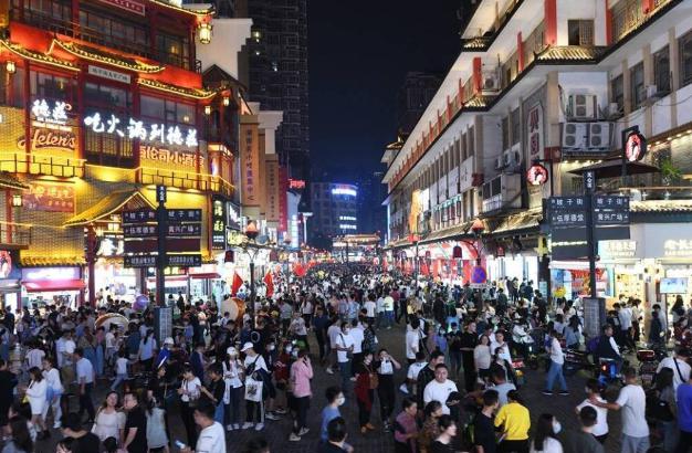 药王街:长沙的历史与现代完美融合 药王街,长沙市中心的黄兴路上,是