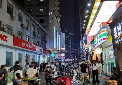 药王街:长沙的历史与现代完美融合 药王街,长沙市中心的黄兴路上,是