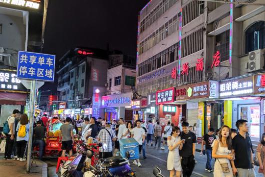 药王街:长沙的历史与现代完美融合 药王街,长沙市中心的黄兴路上,是