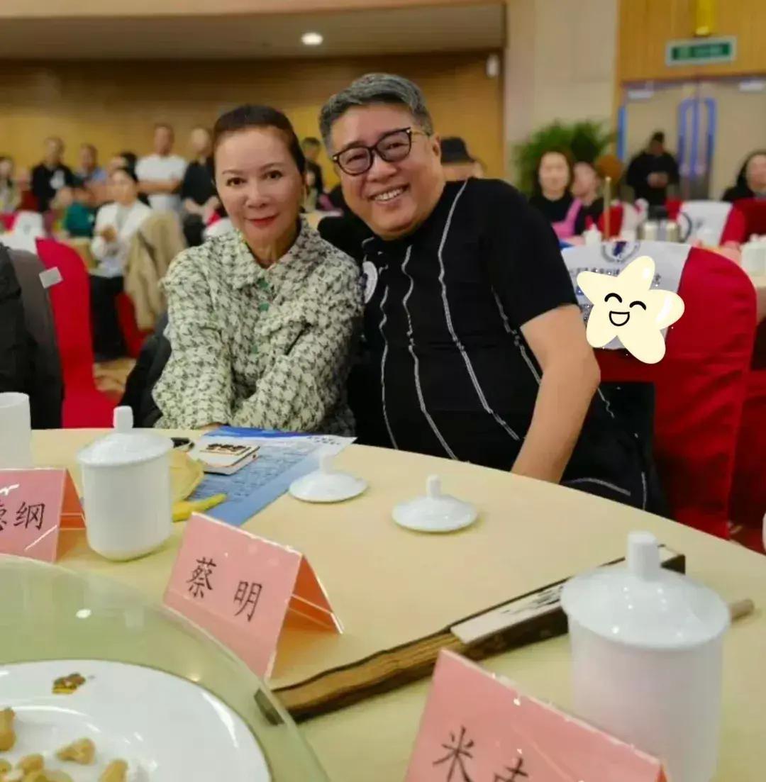 蔡明撒贝宁菜市偶遇 蔡明女士与撒贝宁先生在保定菜市进行节目的街头