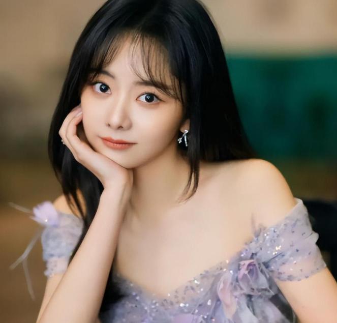 从"国民闺女"到坚韧女性的蜕变之路 谭松韵,这个曾经以圆润脸庞和可爱