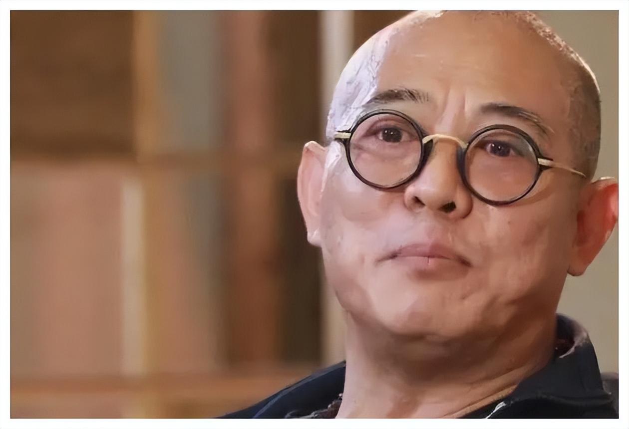 李连杰晚年:甲亢之苦与国籍之谜 李连杰,这位中国功夫巨星,近年来因