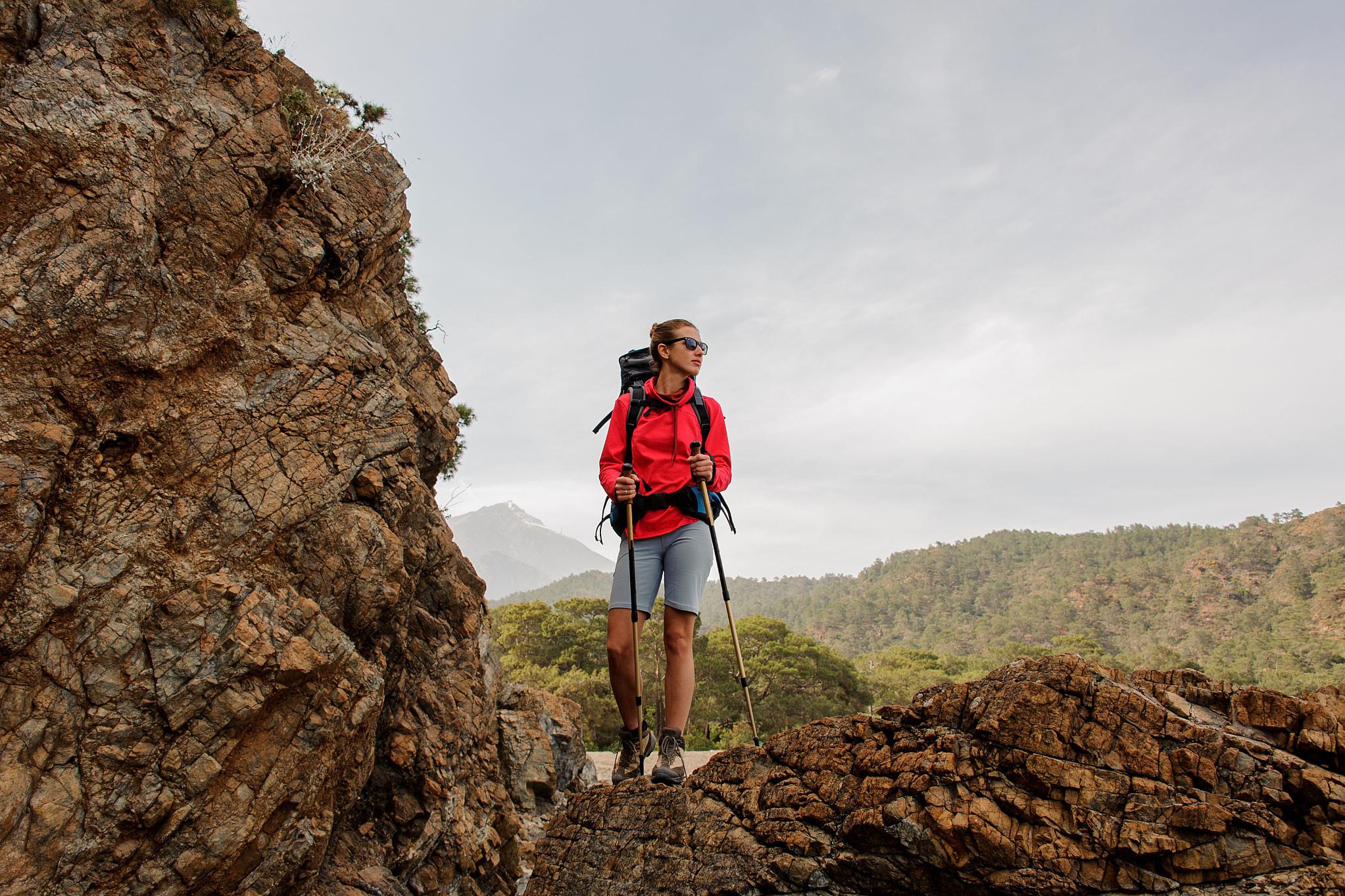 龙山景区:勇攀高峰,品味美食 龙山景区,壮丽险峻,仿佛神龙腾飞.