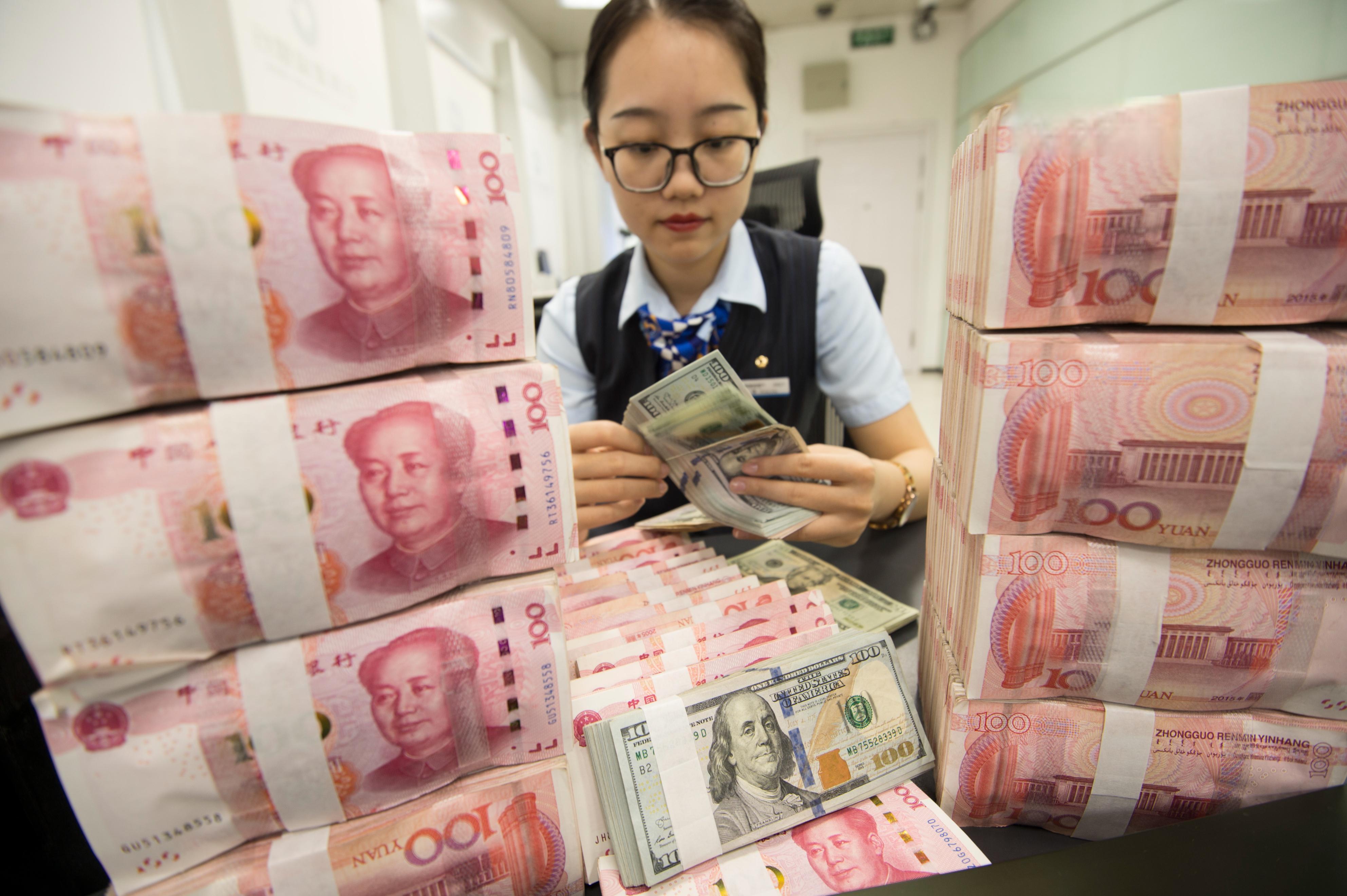 存钱遭盘问,银行规定引争议 前段时间,一名女士在银行存10万现金时被