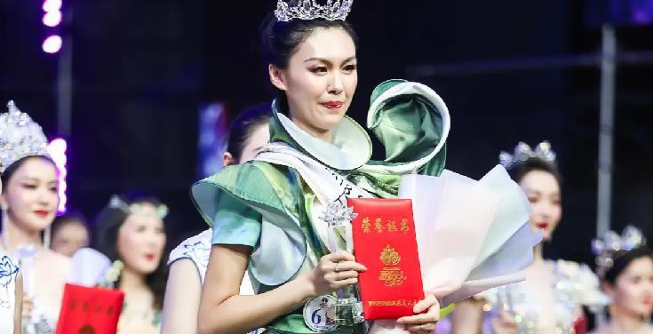 失明绽放:王蕾蕾的逆袭人生 王蕾蕾,中国首位盲人模特,她的一生经历了