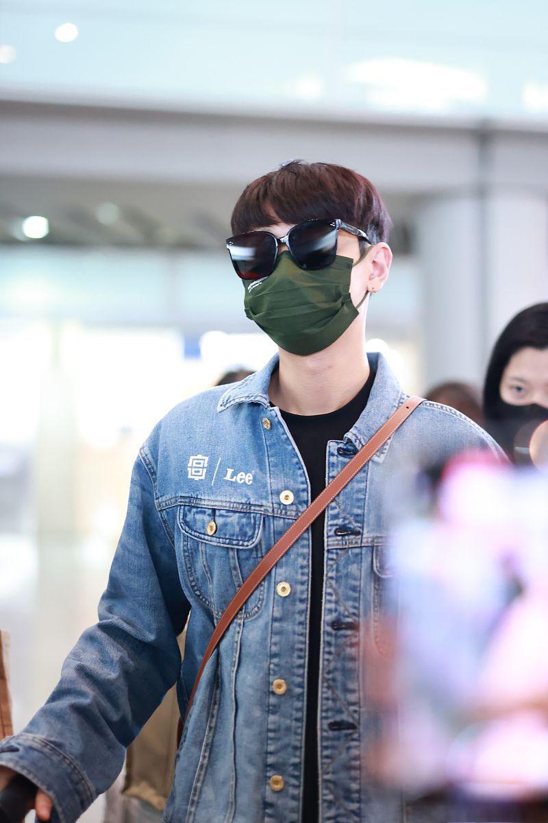 白敬亭与魏大勋同框舞动青春,展现真挚友情 白敬亭和魏大勋同框跳舞的