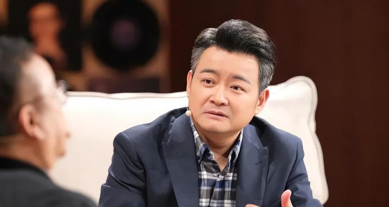 李佳明:选择与坚持 李佳明,央视知名主持,因一句话离央视赴美国,48岁