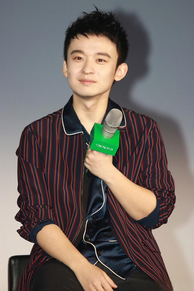 离婚后的董子健,仿佛焕发了新的生机.他变得阳光明媚,充满魅力