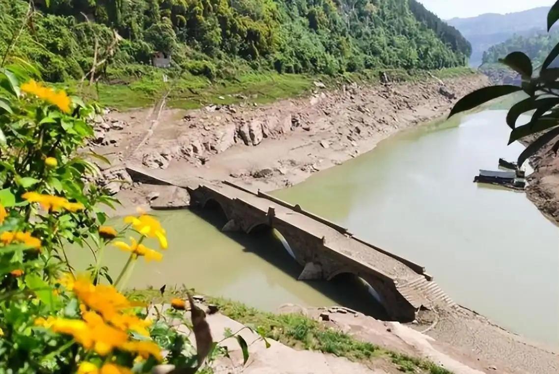 正阳桥:南川历史的象征 正阳桥位于南川峰岩乡合口河畔,是南川地区