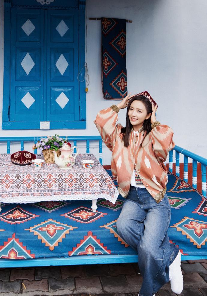 佟丽娅回乡美照曝光 佟丽娅在元旦发布的美照中,身着粉色上衣,搭配