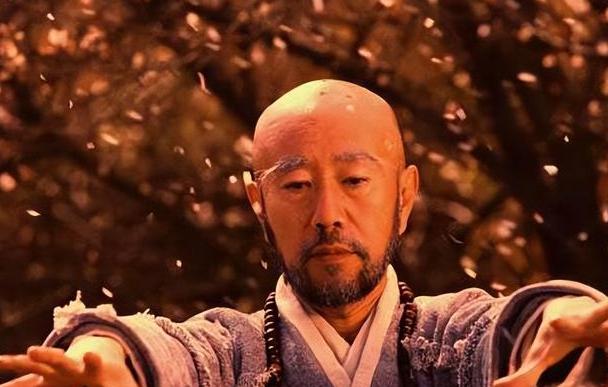 乔峰亲娘舅的身份揭秘 乔峰的亲娘舅是扫地僧,即杨五郎的亲弟弟,他的