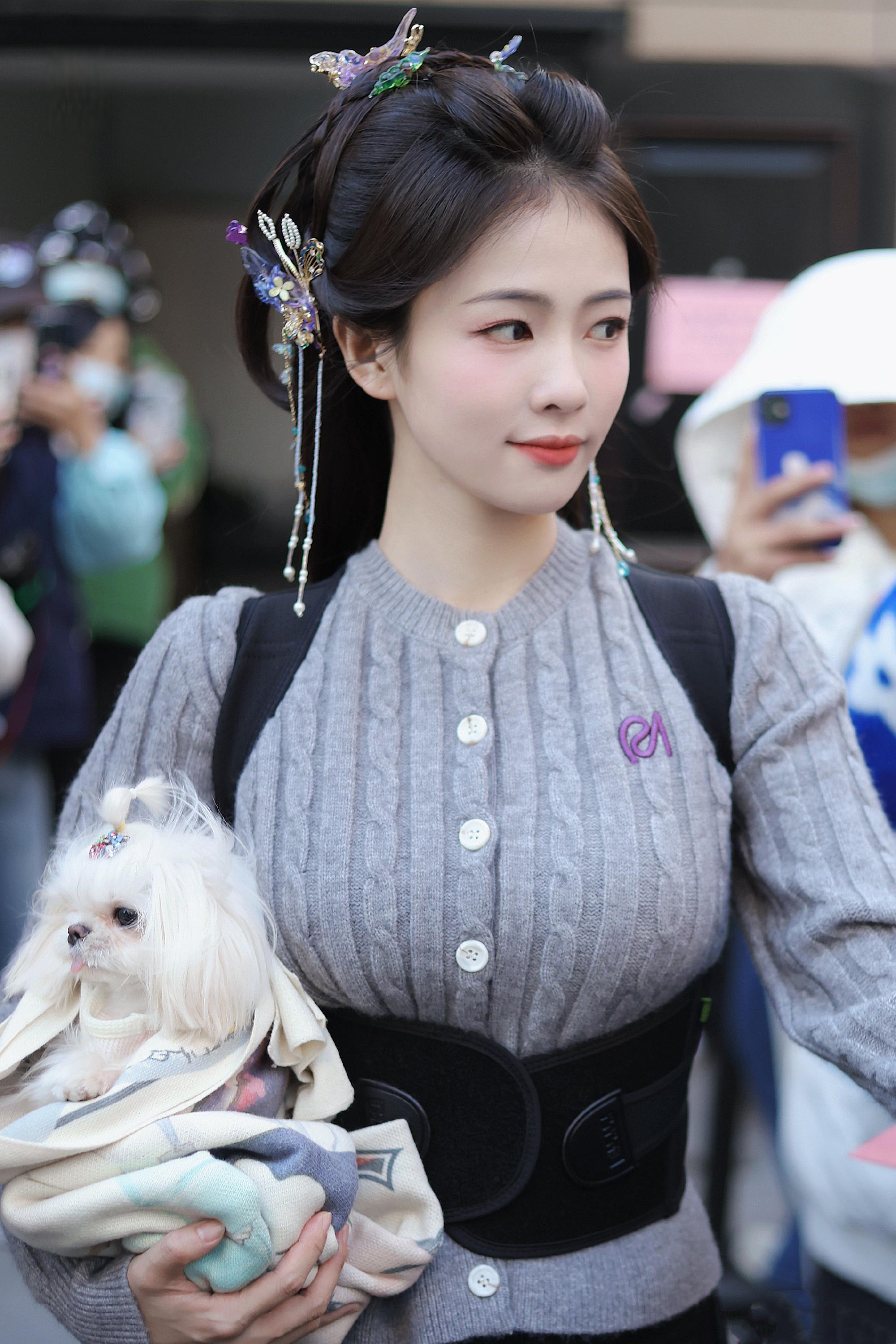 白鹿:舞台之上的璀璨星辰,自律与才华的完美结合 白鹿,这位备受瞩目的