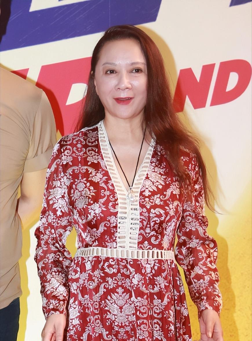 蔡明病倒引发争议 著名小品演员蔡明因病倒在家,引发了无数粉丝和娱乐