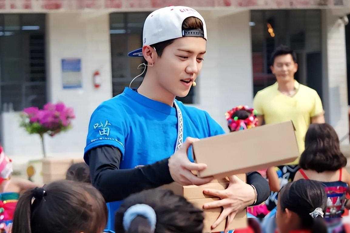 京城传奇少爷鹿晗,近日再度成为公众焦点,他的家族背景是一个深藏不