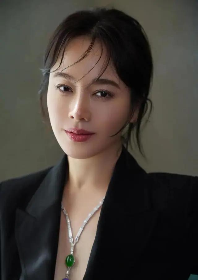 姜文左小青新片绯闻 姜文和左小青在《阳光灿烂的日子》中合作,两人的