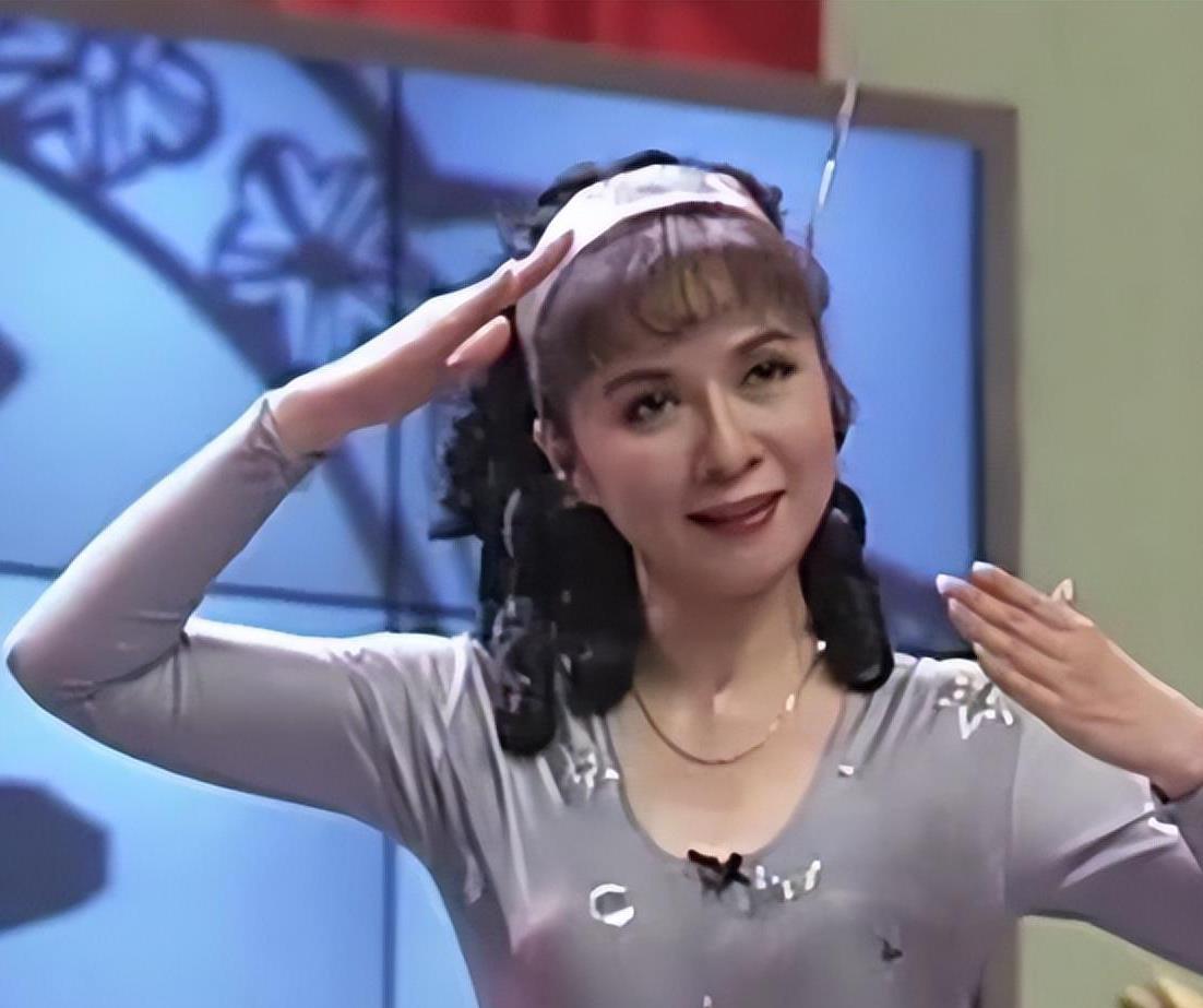 蔡明:从小品女王到被喊"滚出春晚" 蔡明是一位行走的喜剧人,从小童星