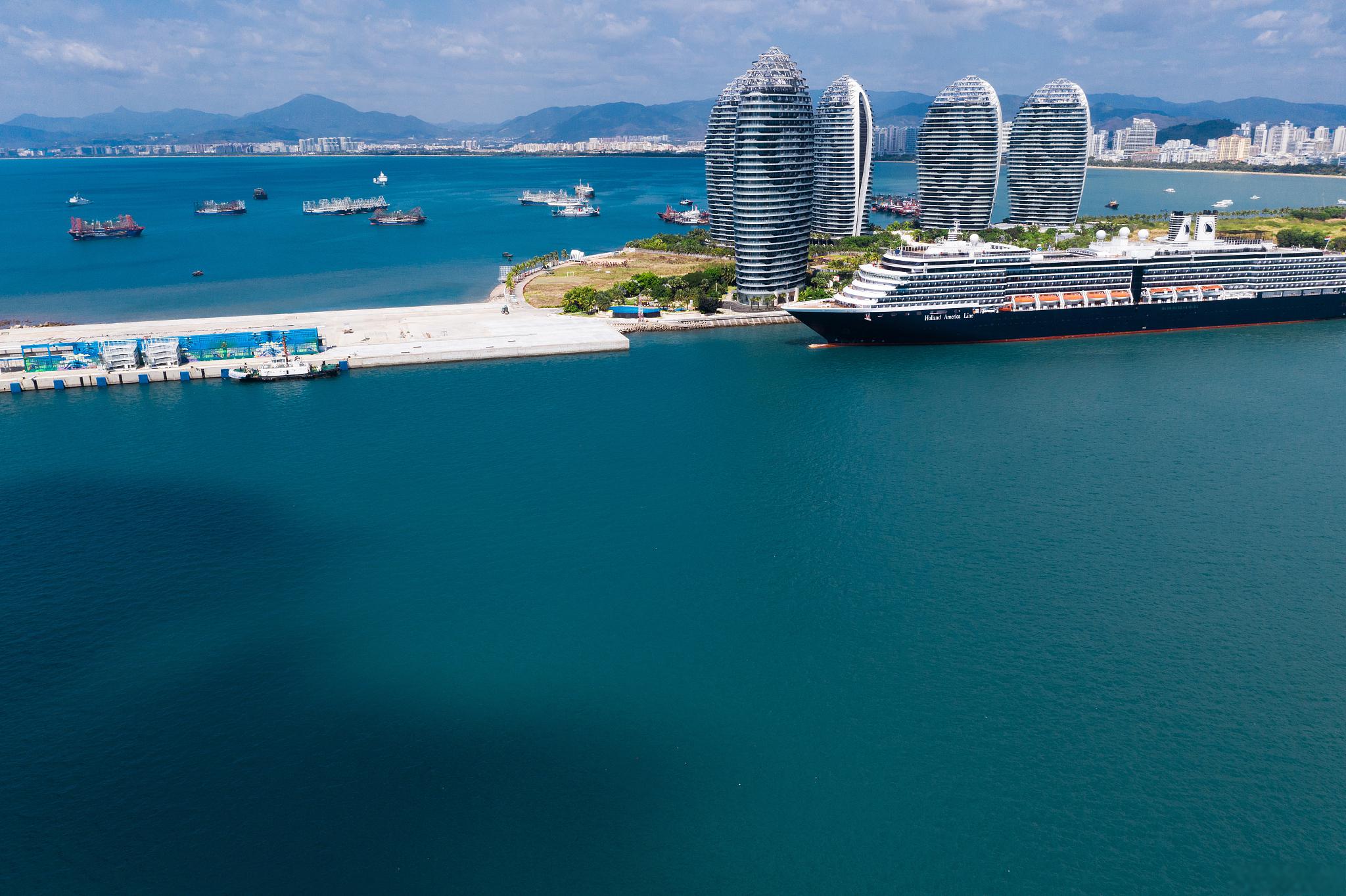 三亚凤凰岛:人工岛上的璀璨明珠 三亚凤凰岛,位于三亚湾东南端,是一个