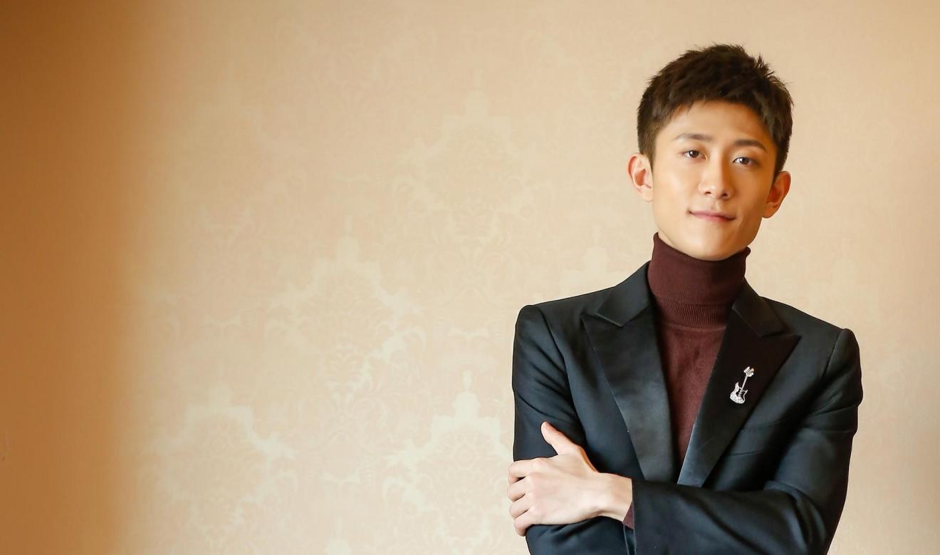 杨紫同学喜结良缘,张一山担任伴郎 张一山在友人魏健隆的婚礼上戴上