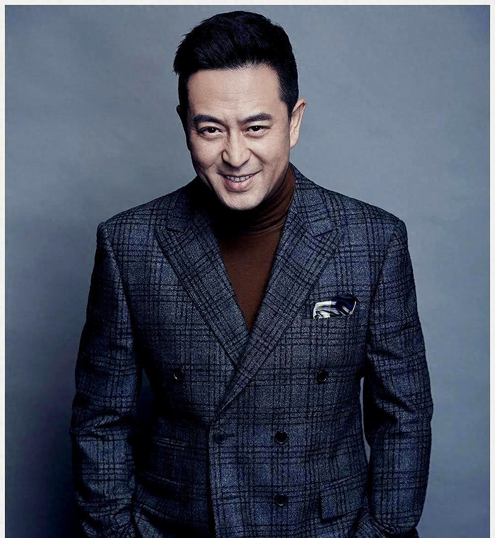 张嘉译与杜珺的婚姻故事:坚持与成长 张嘉译,一个深受观众喜爱的演员