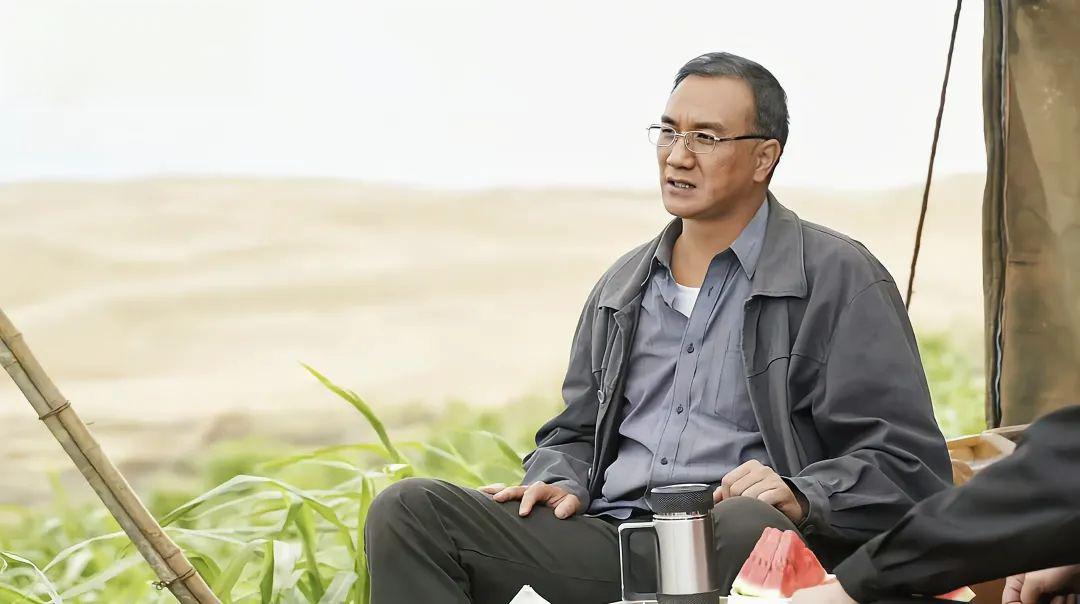 黄觉演技引争议:朴素凌教授与刻意油腻强总的鲜明对比 黄觉在《山海情