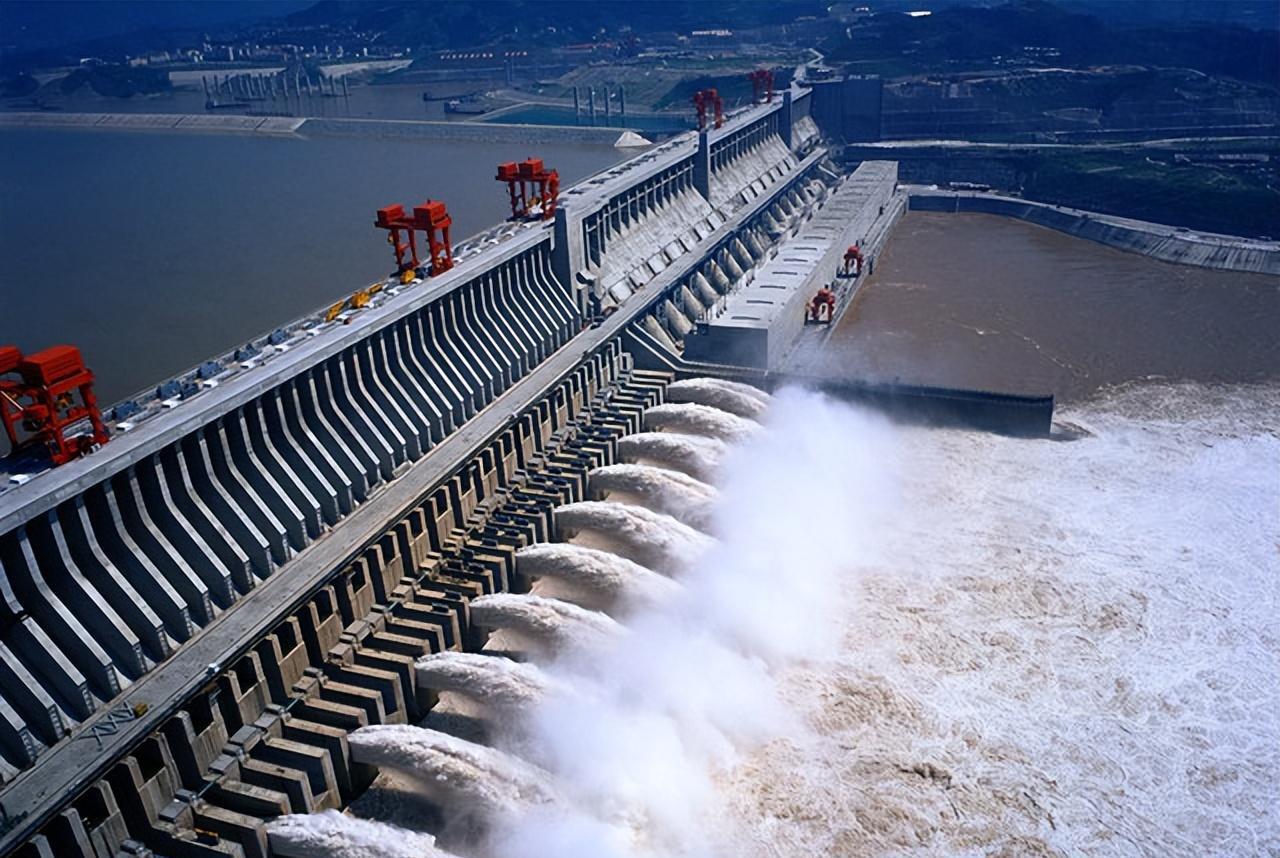 三峡大坝:17年的建设与争议 三峡大坝作为世界上规模最大的水利发电站