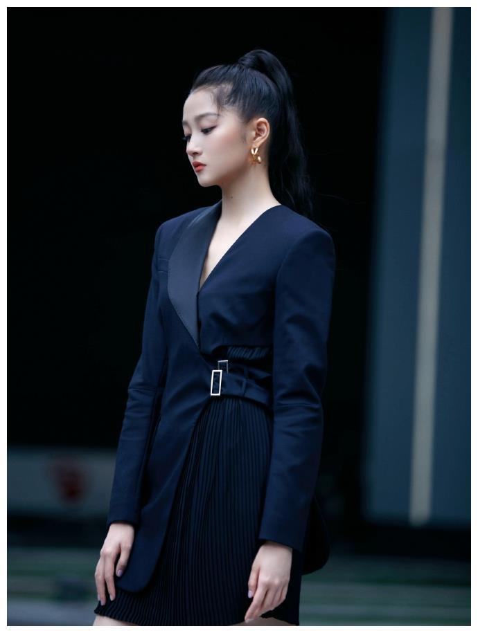关晓彤的西装裙造型:时尚界的年轻新宠儿 关晓彤,这位年轻女艺人,不仅