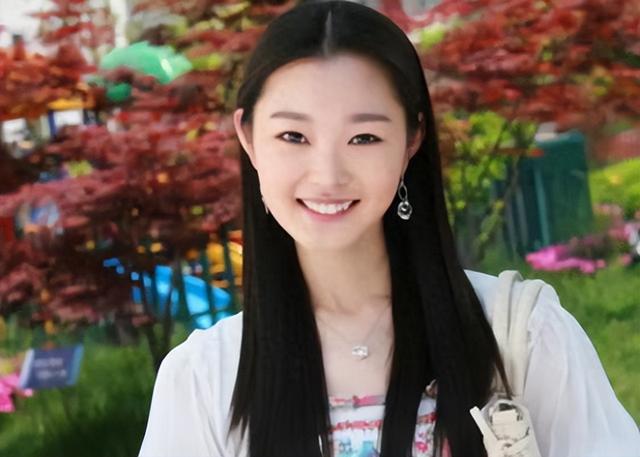 早在上大学时期,她就很漂亮了,很多同学都会喜欢她,当看到宋轶的大学